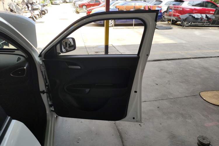 Used ORA White Cat 2022 Upgraded Model 305km Range Luxury Version Lithium-Ion Battery
