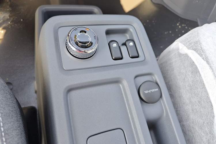 Used Wuling Yangguang 2024 300KM Comfort Version Passenger Van 75kW
