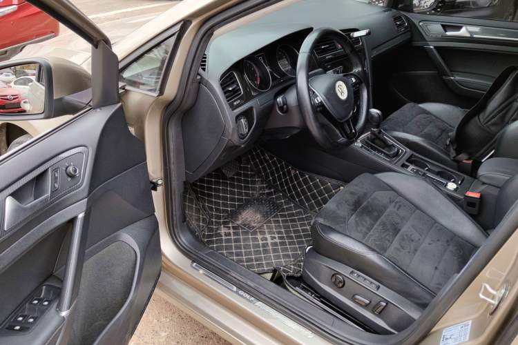 Used Volkswagen Golf 2018 230TSI Automatic Luxury Version
