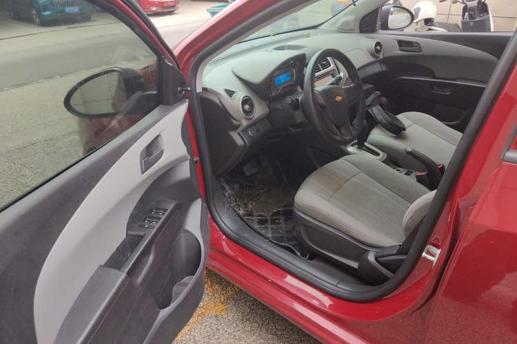 Used Chevrolet Aveo Sonic 2014 Sedan 1.4SL AT Stylish Sunroof Edition