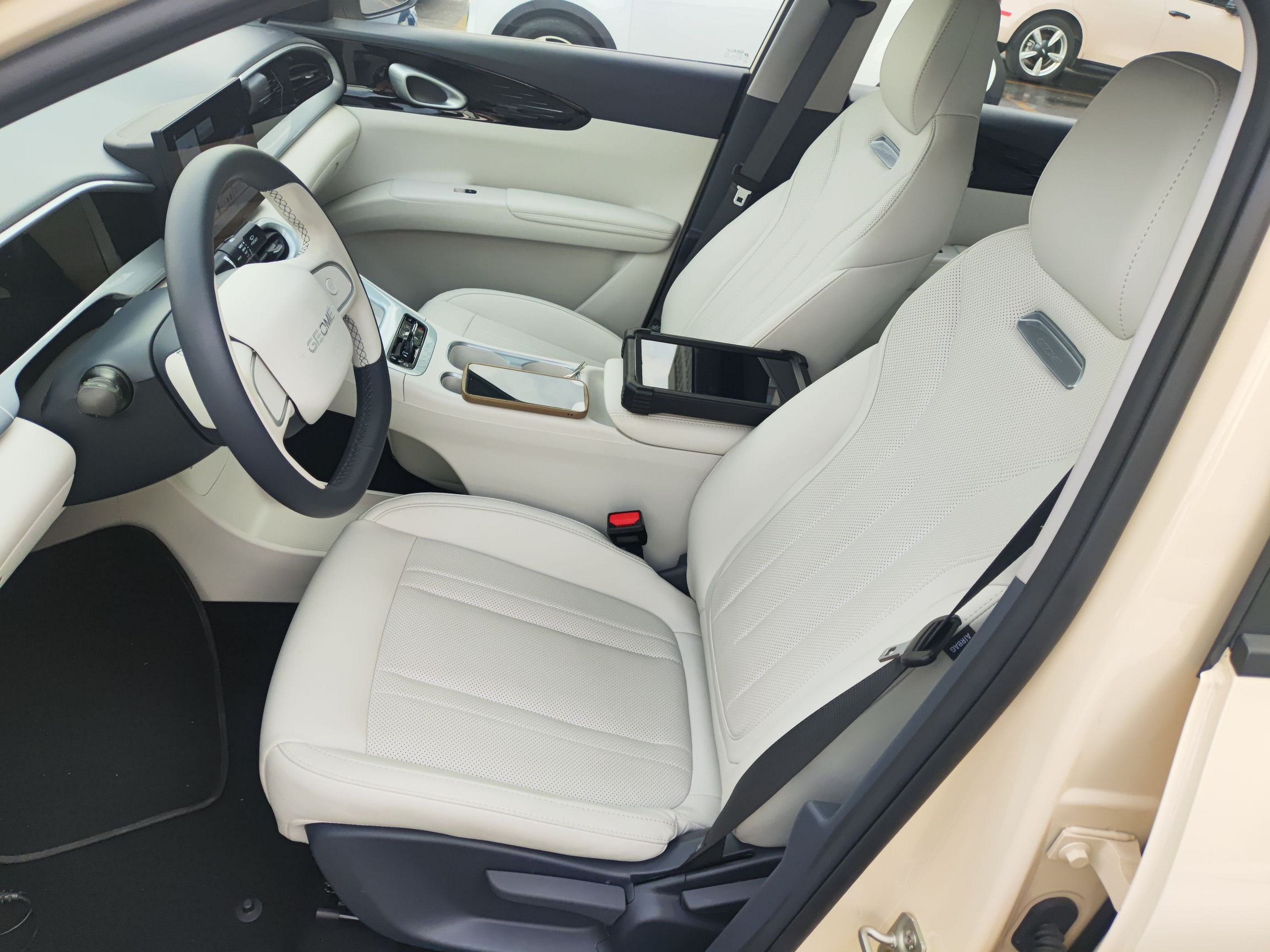 Переднее сиденье в автомобиле