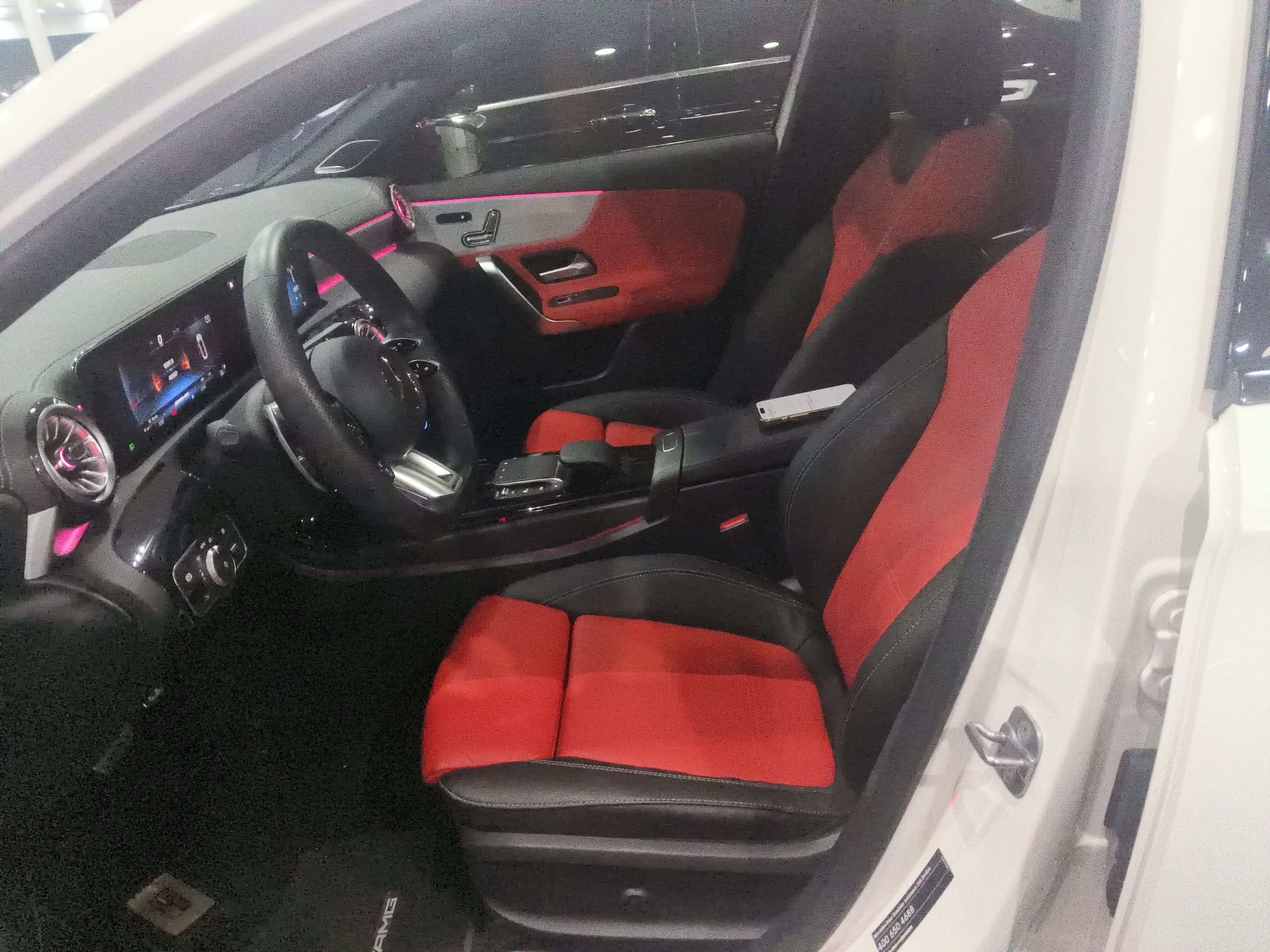 المقاعد الأمامية داخل السيارة