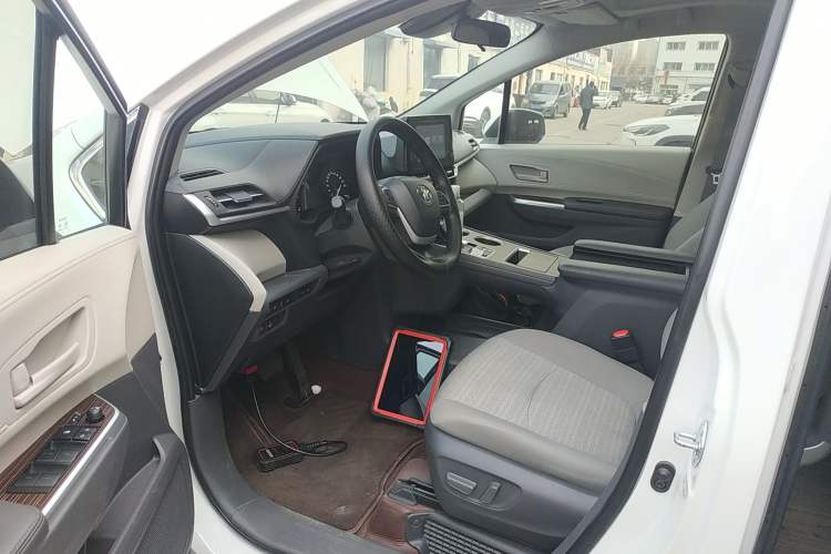 Used Toyota Sienna 2023 2.5L Hybrid Comfort Edition