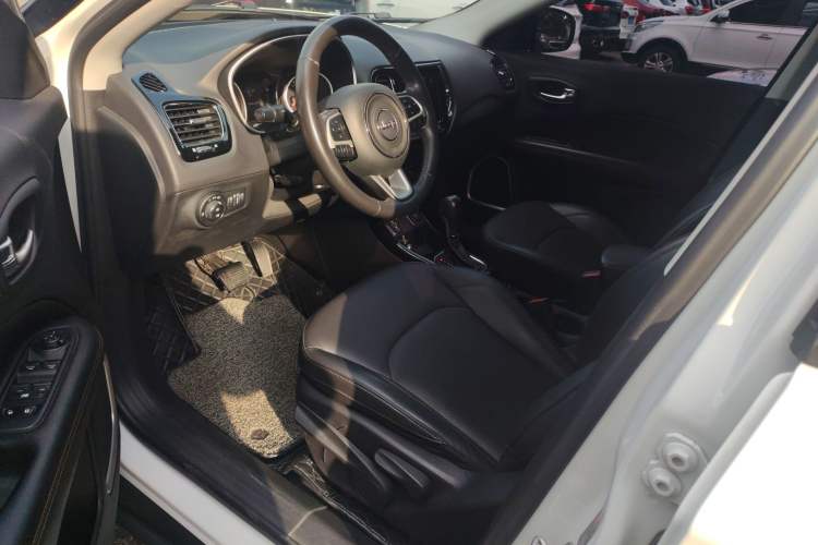 Used  Compass 2019 220T Automatic Family Edition
