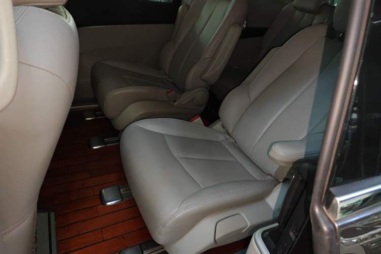 Used Buick GL8 2023 Land Executive Class Comfort Model