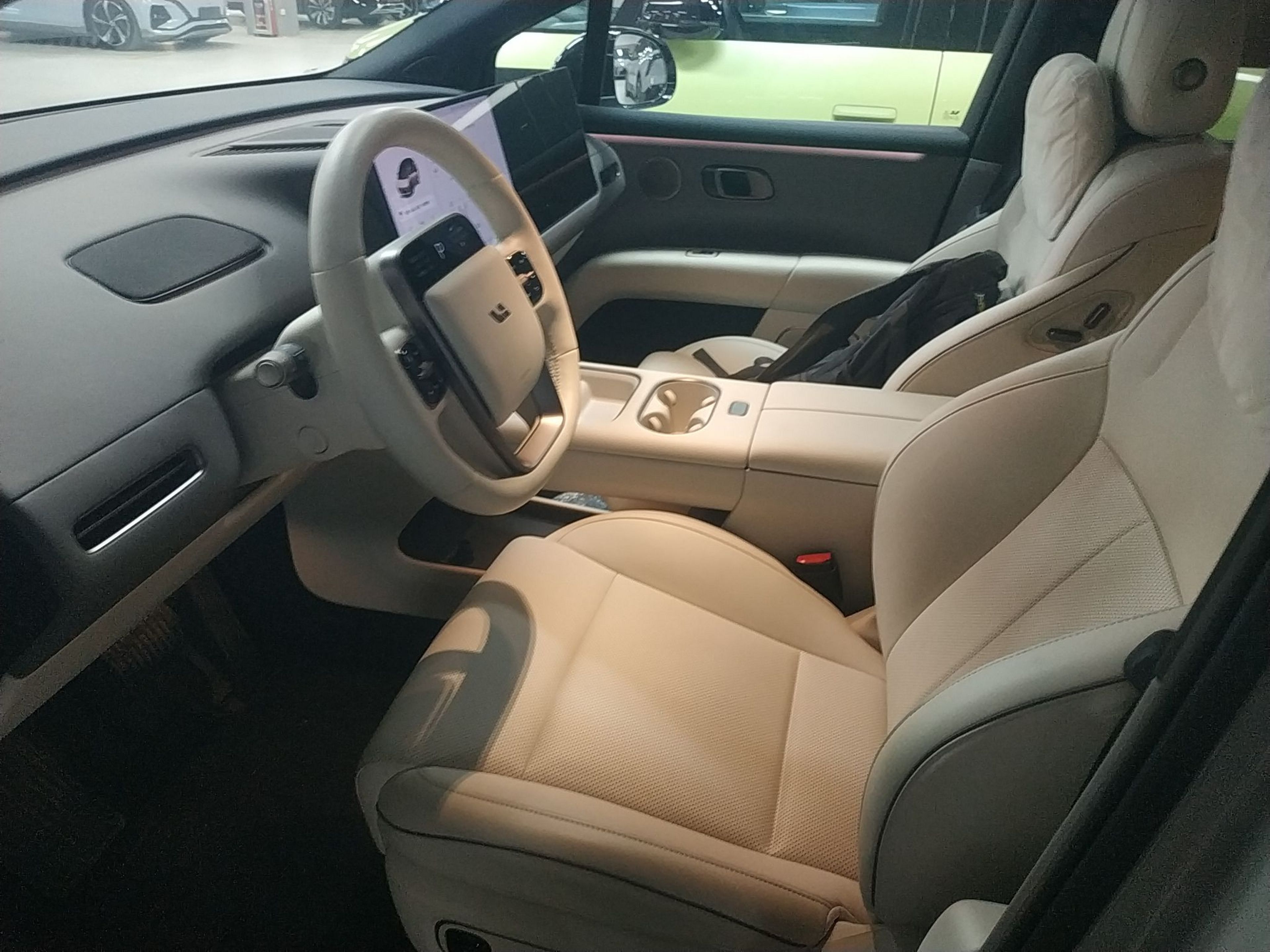 المقاعد الأمامية داخل السيارة