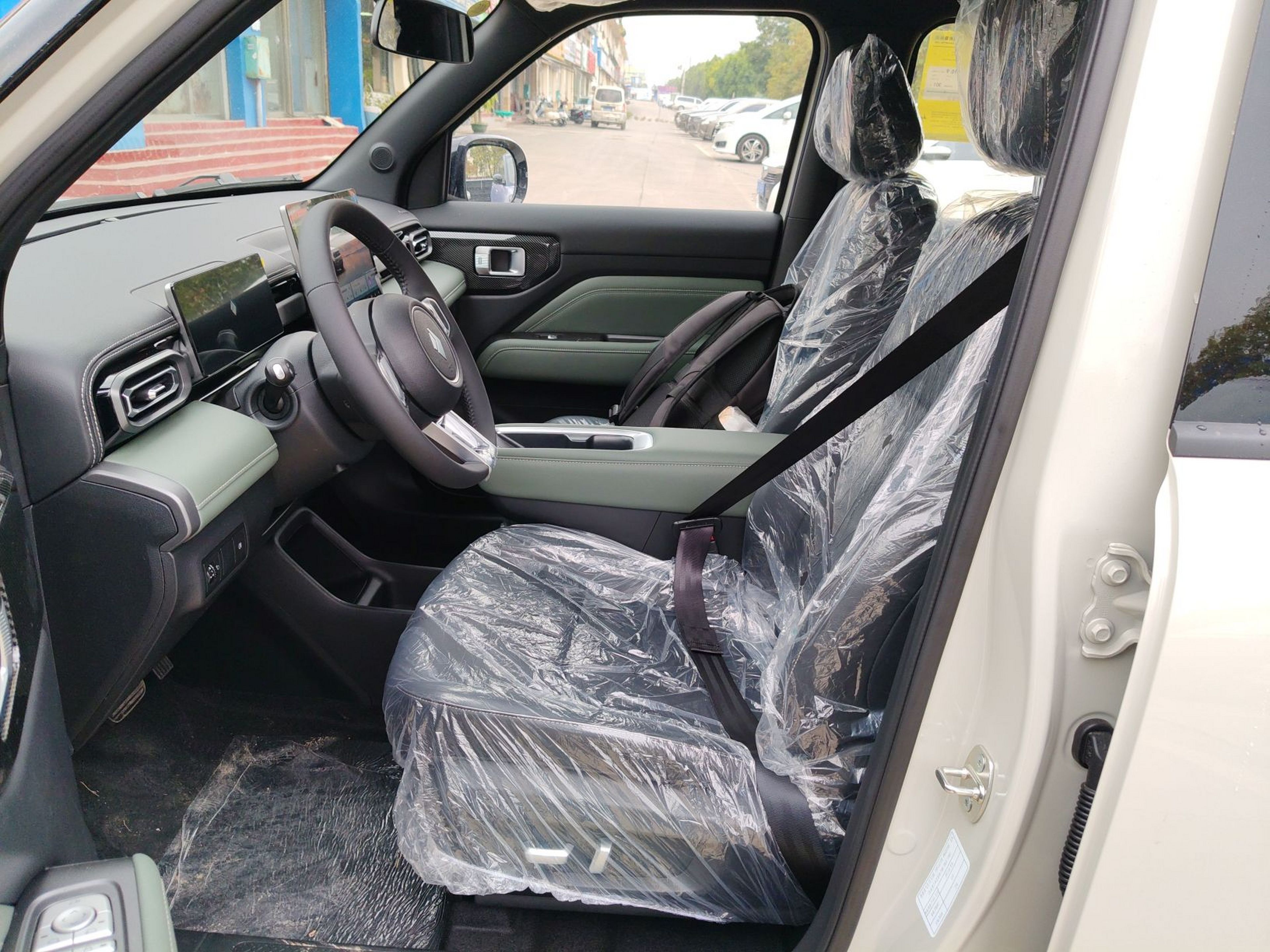 المقاعد الأمامية داخل السيارة