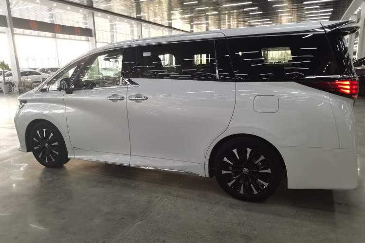 Used Toyota Alphard 2024 Dual-Engine 2.5L Deluxe Edition
