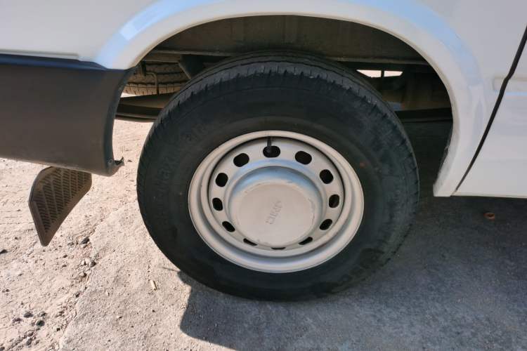 Used JMC Transit 2019 2.8T Commercial Version Short Wheelbase Mid-Roof 3-Seater China VI Standard JX493