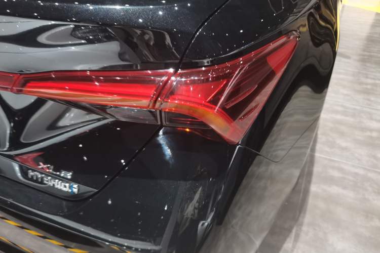 Used Toyota Avalon 2019 Dual-Engine 2.5L XLE Prestige Version China VI Standard
