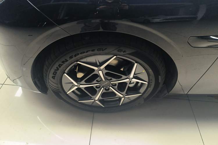 Used Lynk & Co Z10 2025 71 kWh 602 km Range Rear-Wheel Drive Pro
