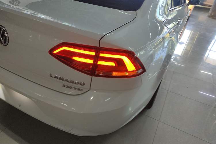 Used Volkswagen Lamando 2017 230TSI DSG Fashion Edition
