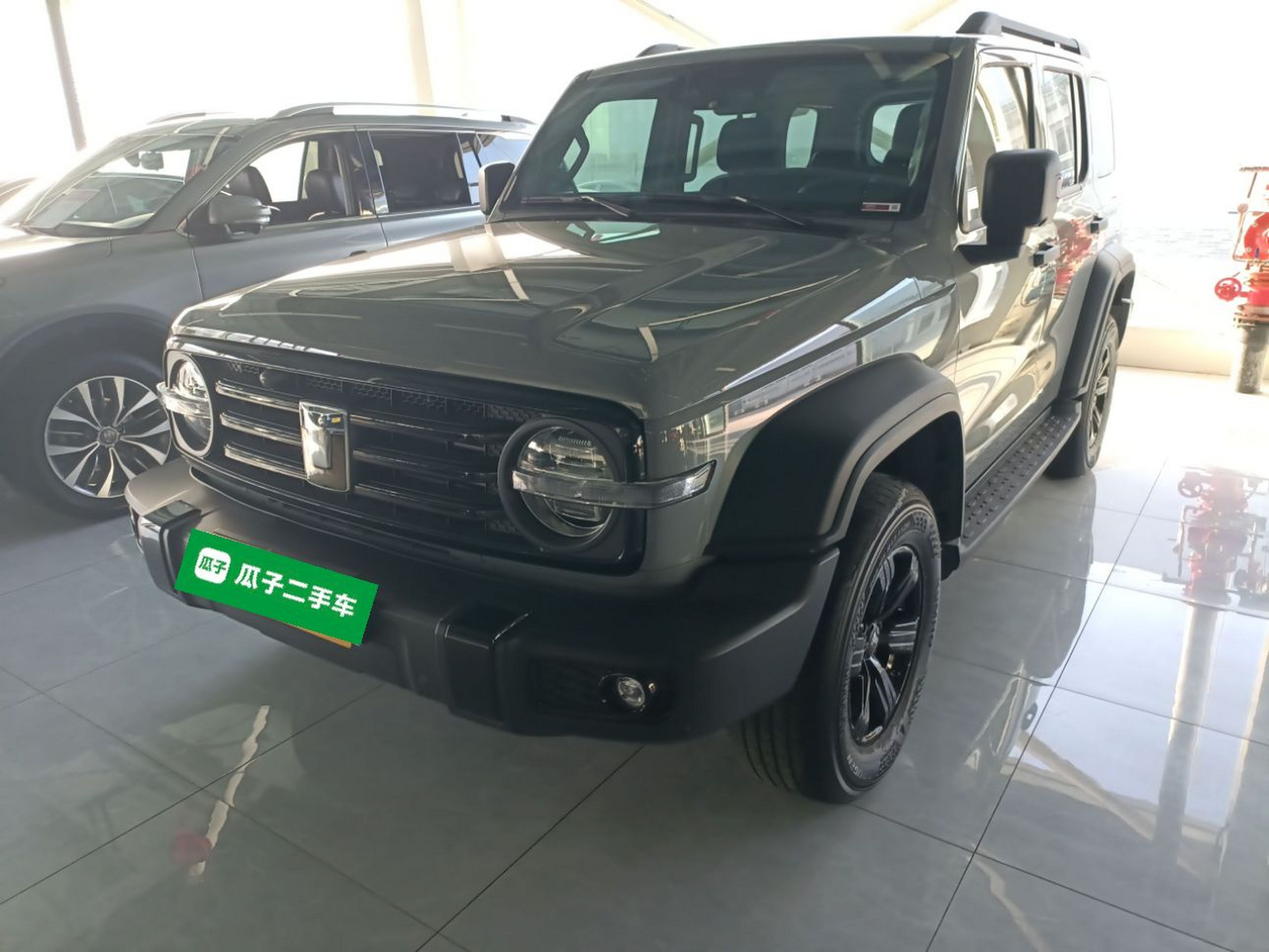 تحت مقدمة السيارة