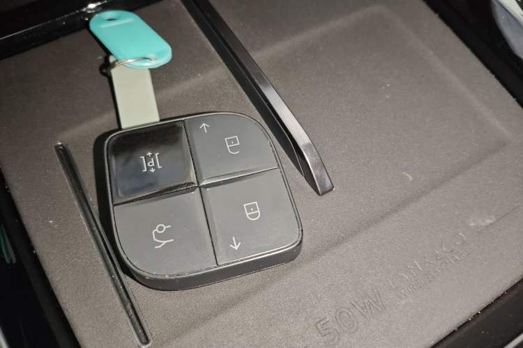 Used Lynk & Co 08 EM-P 2025 220 km All-Wheel-Drive Performance Halo
