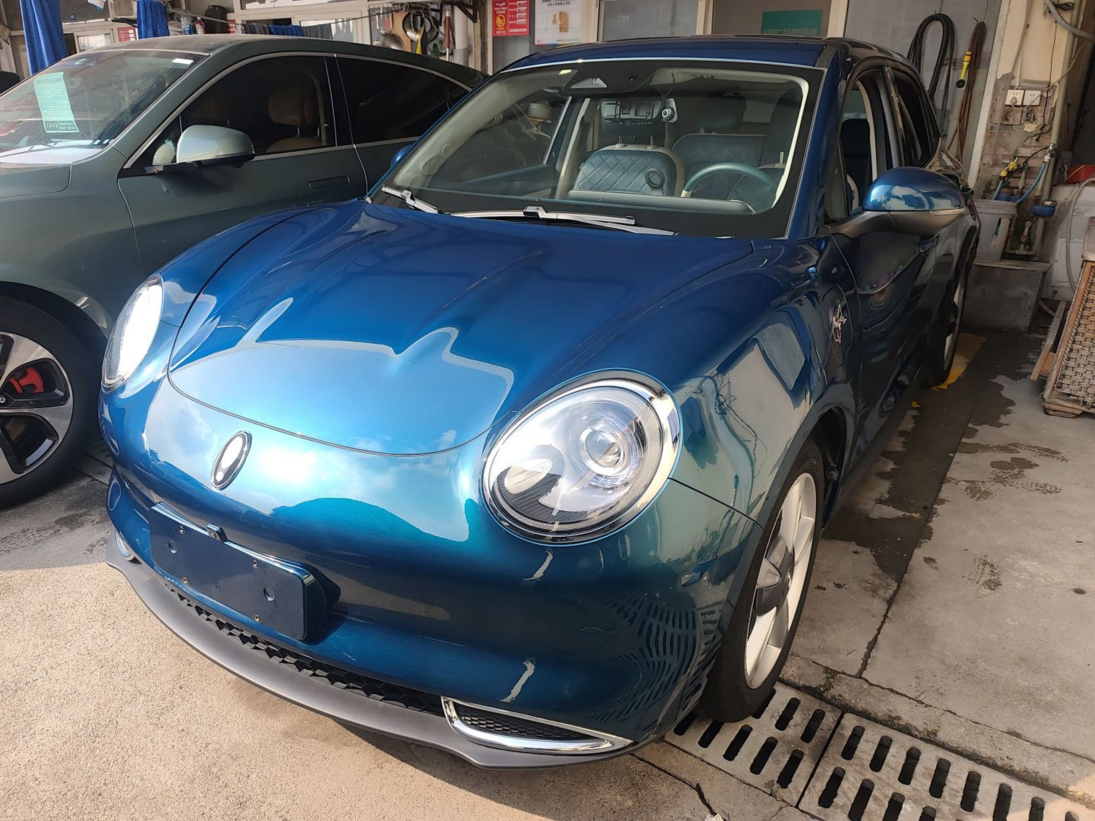 تحت مقدمة السيارة