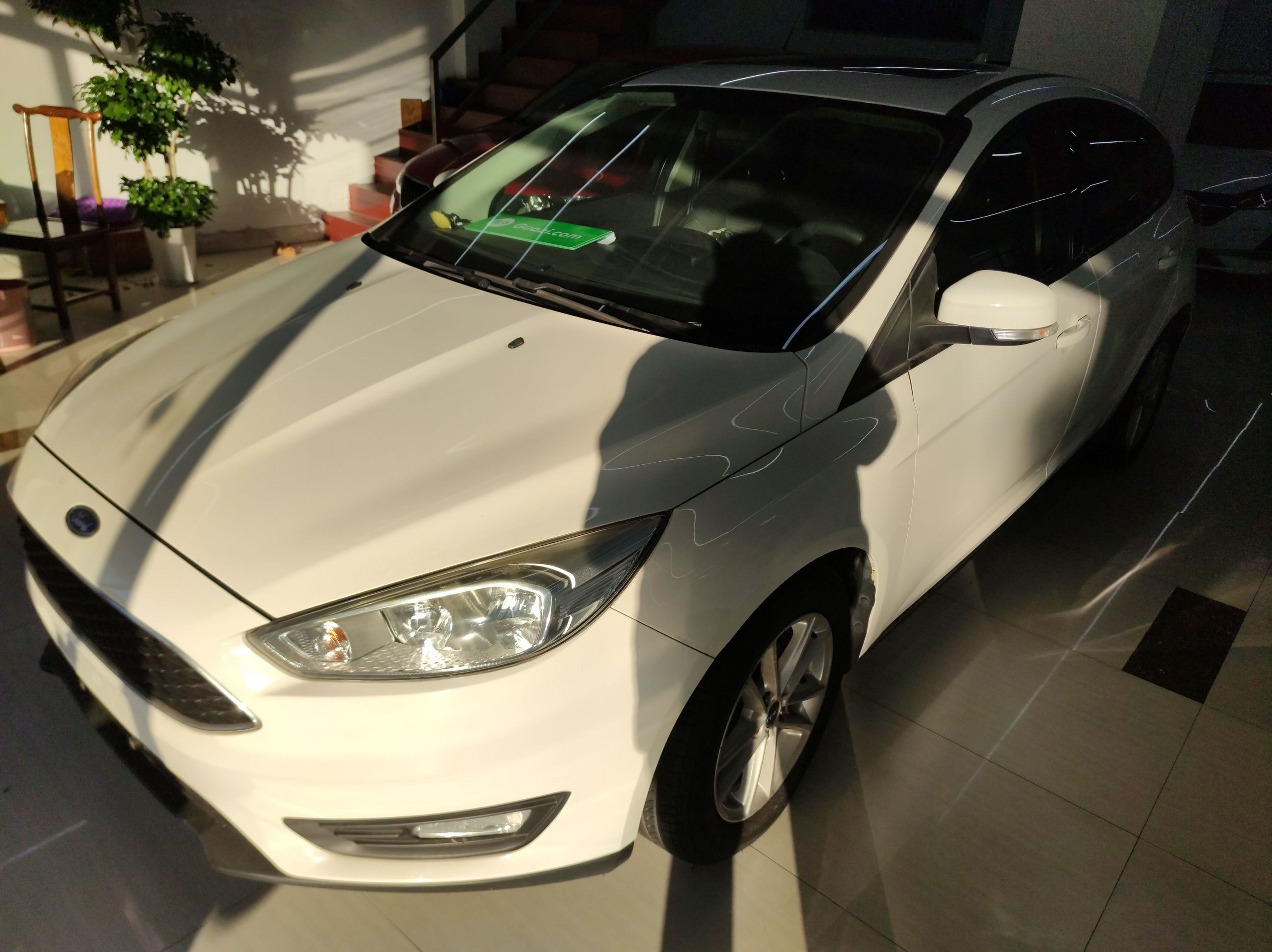 تحت مقدمة السيارة