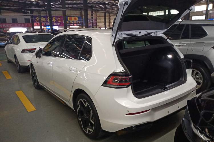 Used Volkswagen Golf 2025 300TSI R-Line
