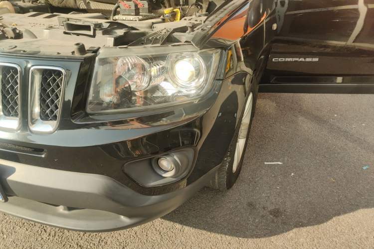 Used  Compass 2015 2.0L two-wheel drive sport version
