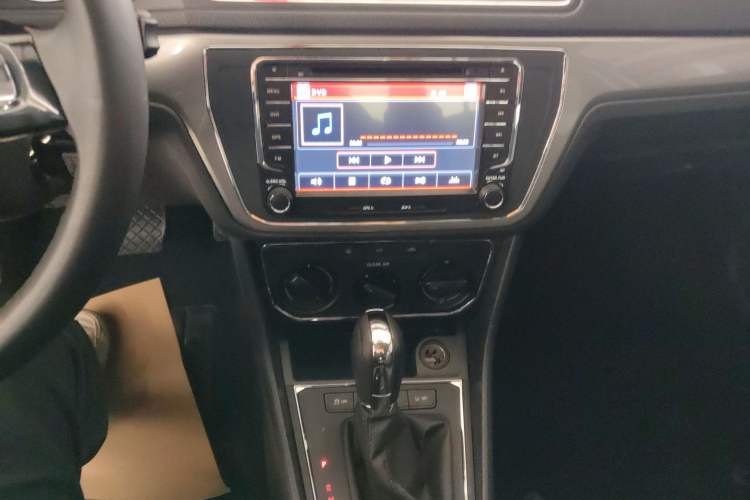 Used Volkswagen Lavida 2015 1.6L Automatic Comfort Edition
