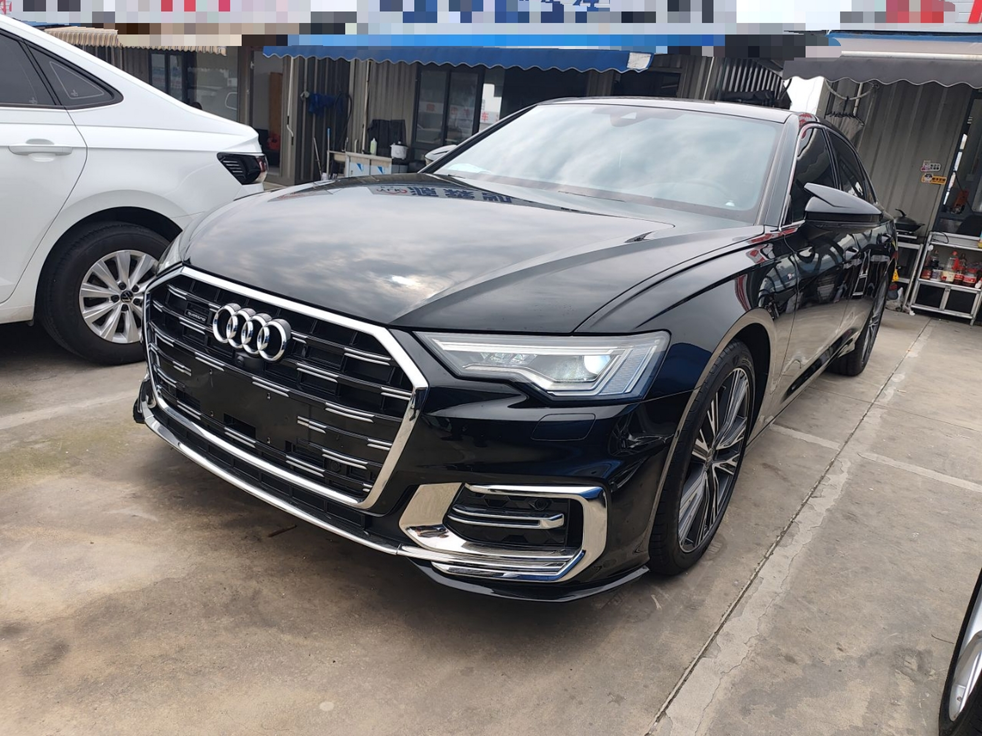 تحت مقدمة السيارة