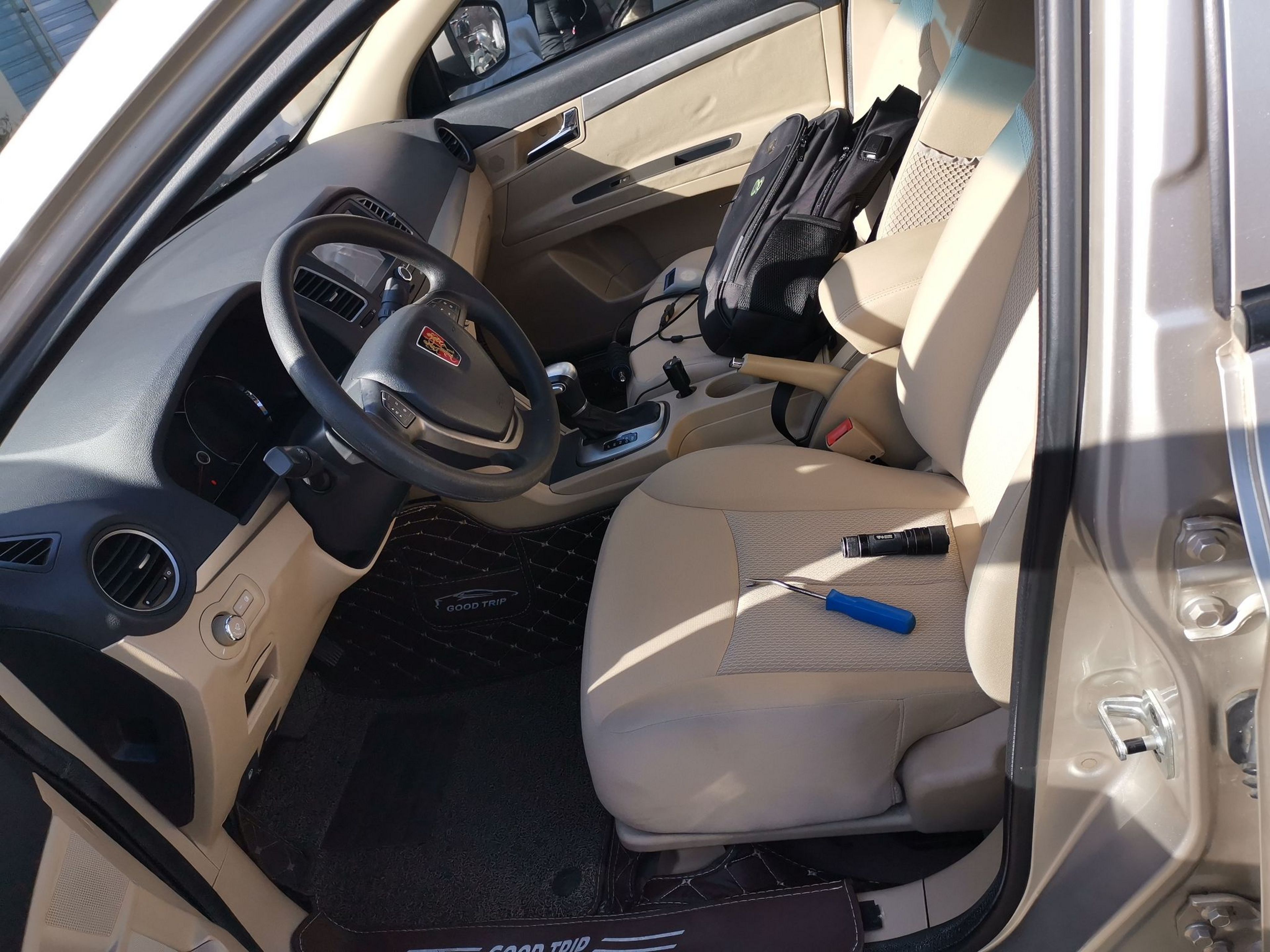 المقاعد الأمامية داخل السيارة