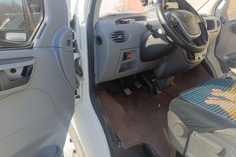 Used SAIC MAXUS Xintu V80 2023 2.0T AMT Classic City Distribution King Short Wheelbase Mid-Roof 3-Seater
