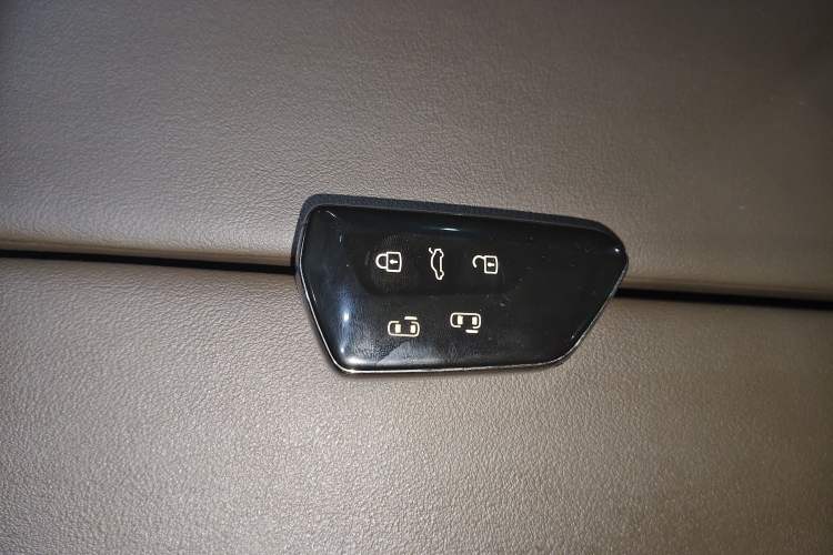 Used Volkswagen Viloran 2024 330TSI Luxury Edition
