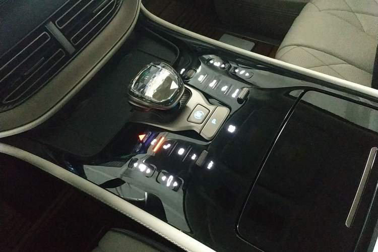 Used Denza D9 2022 DM-i 970 Four-Wheel Drive Prestige Model
