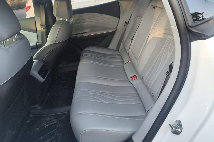 Used  E8 2024 550 km Range Rear-Wheel-Drive PRO
