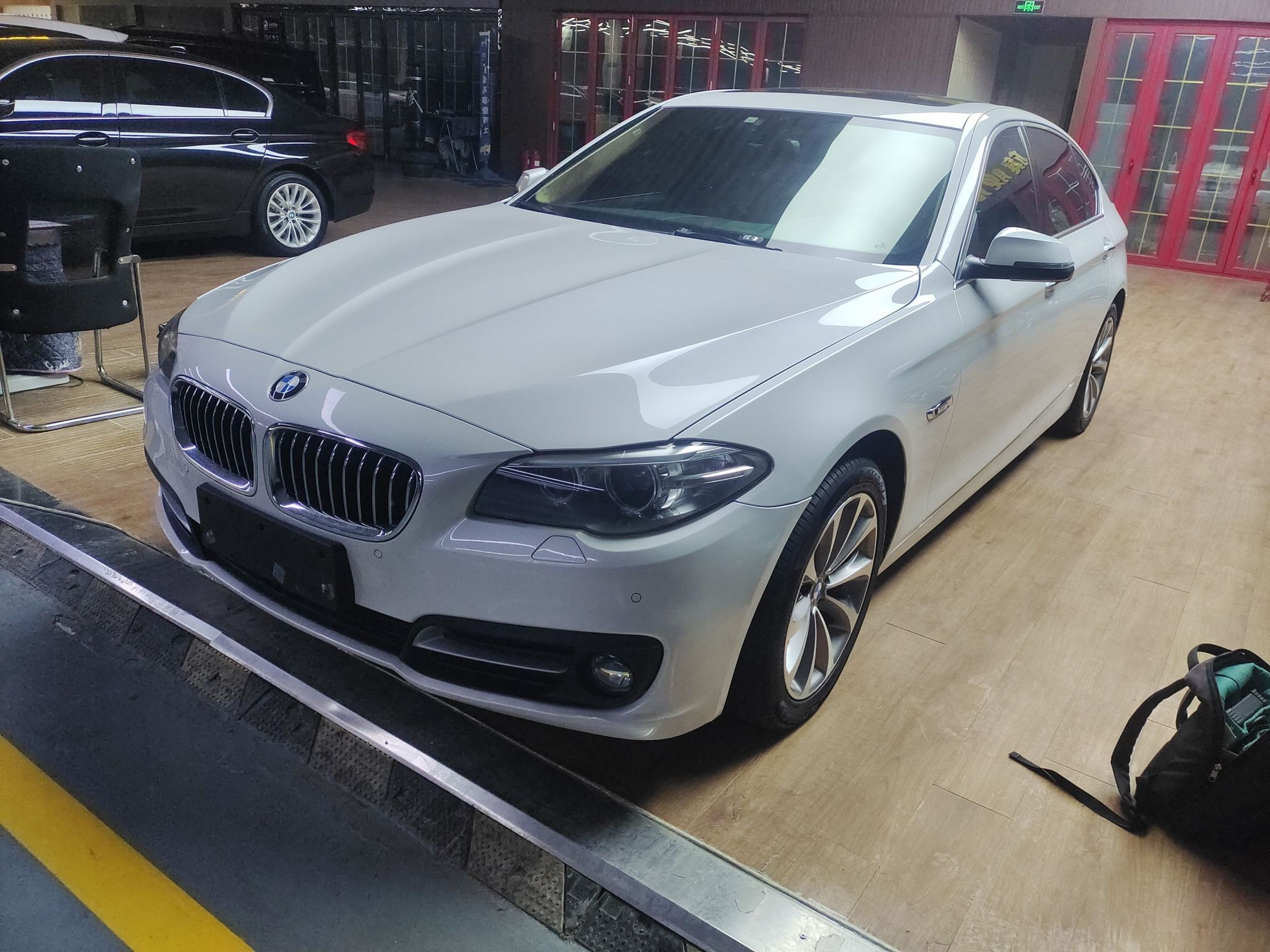 Под передней частью автомобиля