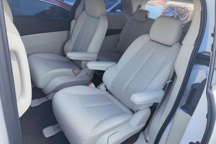 Used Buick GL8 2023 Land Executive Class Comfort Model