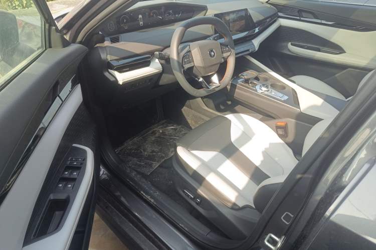 Used Changan UNI-V iDD 2024 Blue Whale Smart Electric iDD 136km ZhiKu Model
