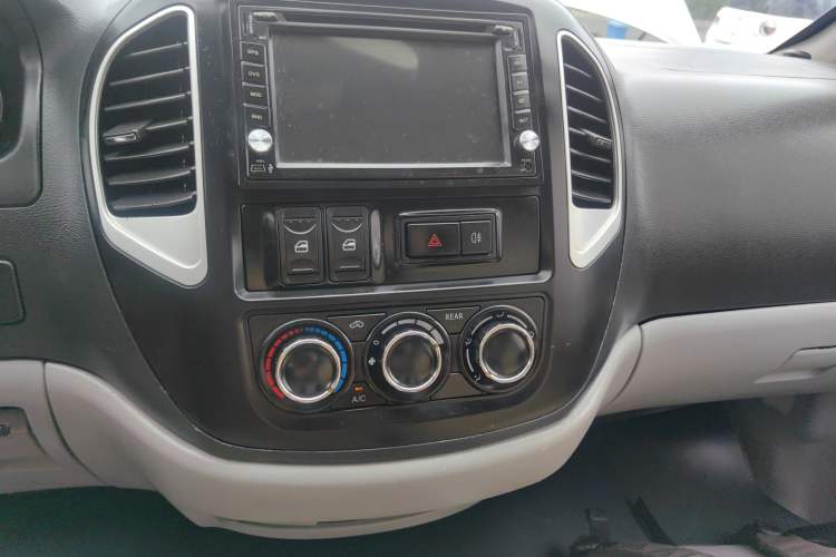 Used FORTHING Lingzhi 2015 V3 1.5L 7-Seater Luxury Model
