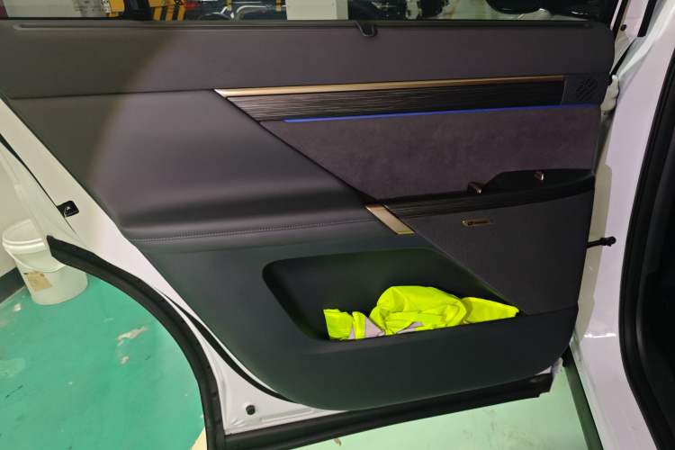 Used  eπ008 2024 210Max Range-Extended Version 6 Seats
