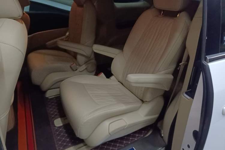 Used Buick GL8 2023 Facelifted Land Cruiser Executive Luxury Version