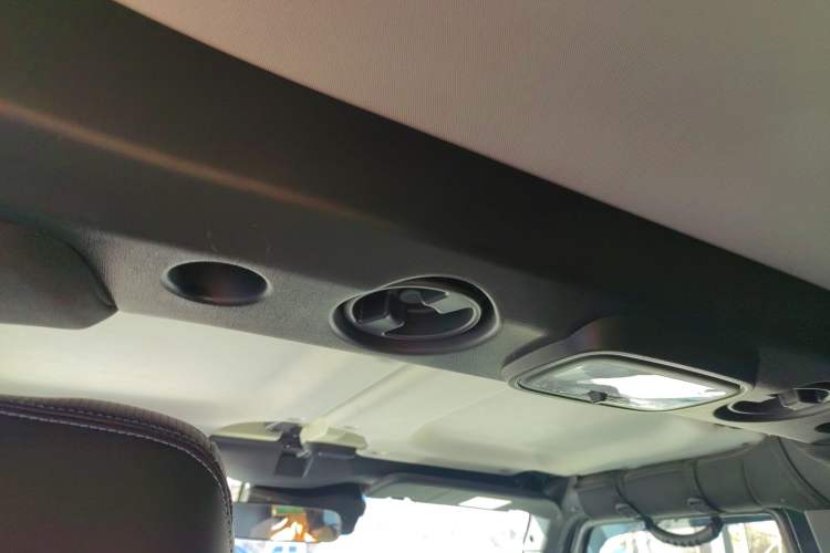 Used  BJ40 2023 2.0T Automatic Four-Wheel Drive Urban Hunter Edition Chivalrous Type
