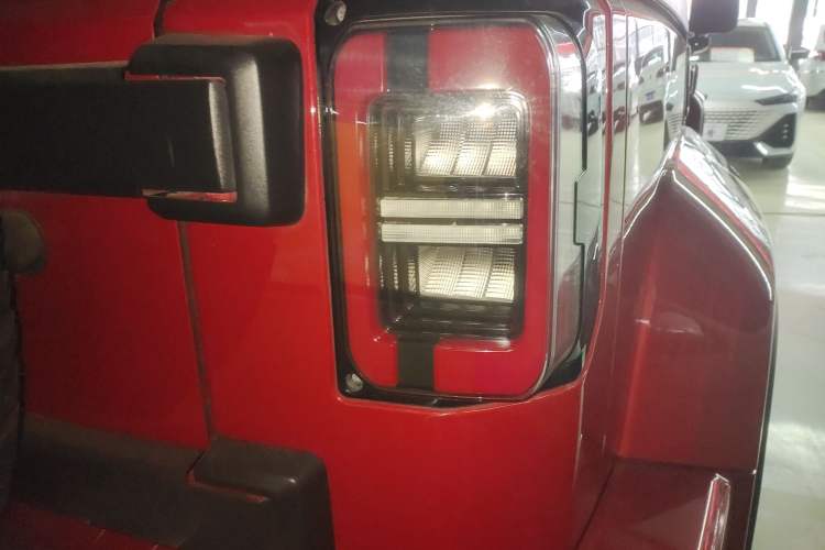 Used  BJ40 2019 2.0T Automatic Four-Wheel Drive Urban Hunter Edition Flagship Model China V Emission Standard