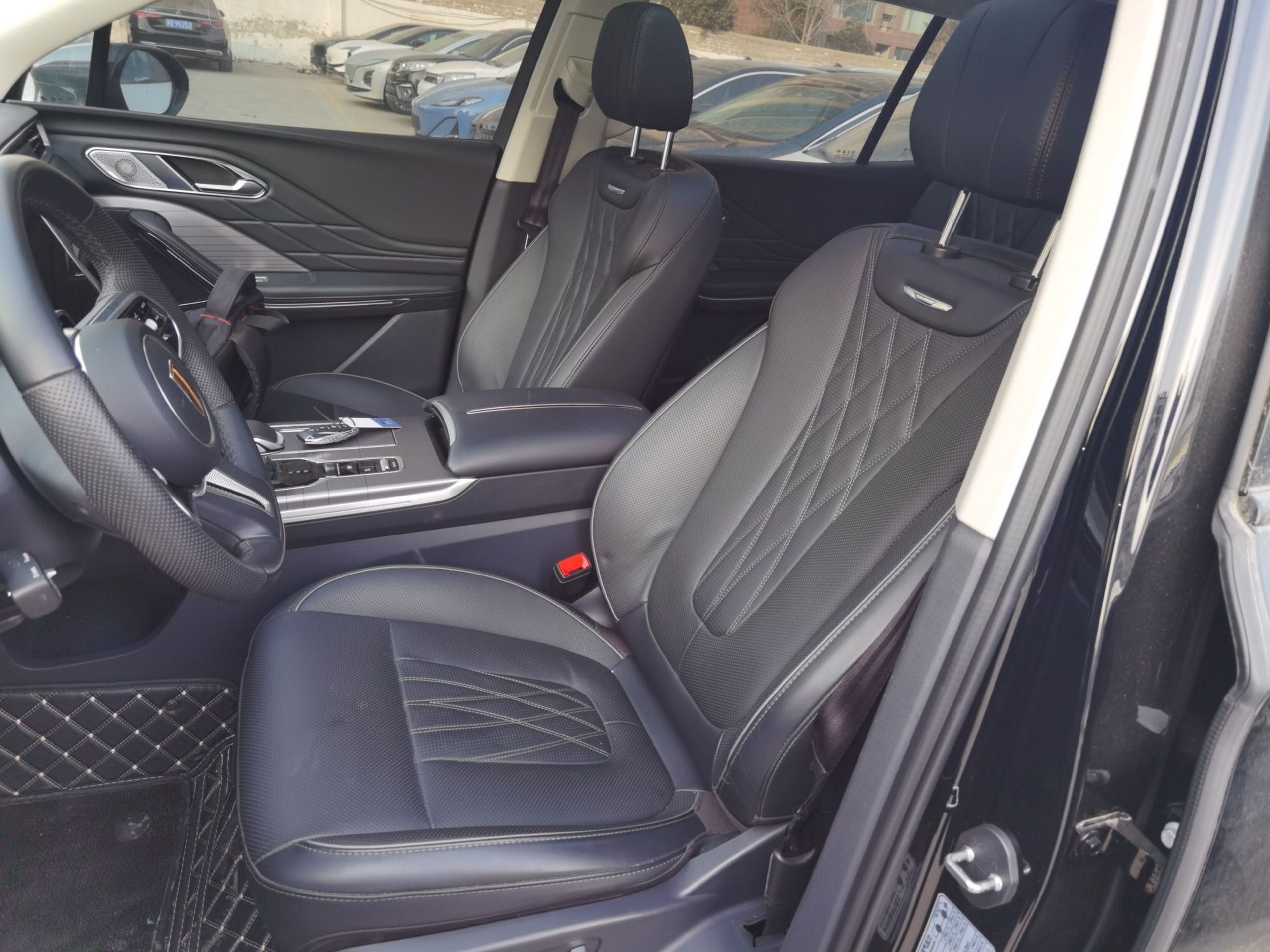 المقاعد الأمامية داخل السيارة