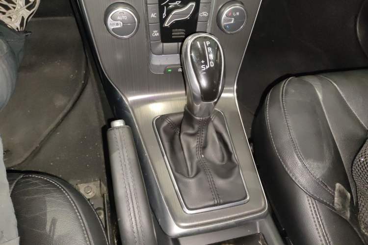 Used Volvo V40 2015 1.6T Zhiyi Edition
