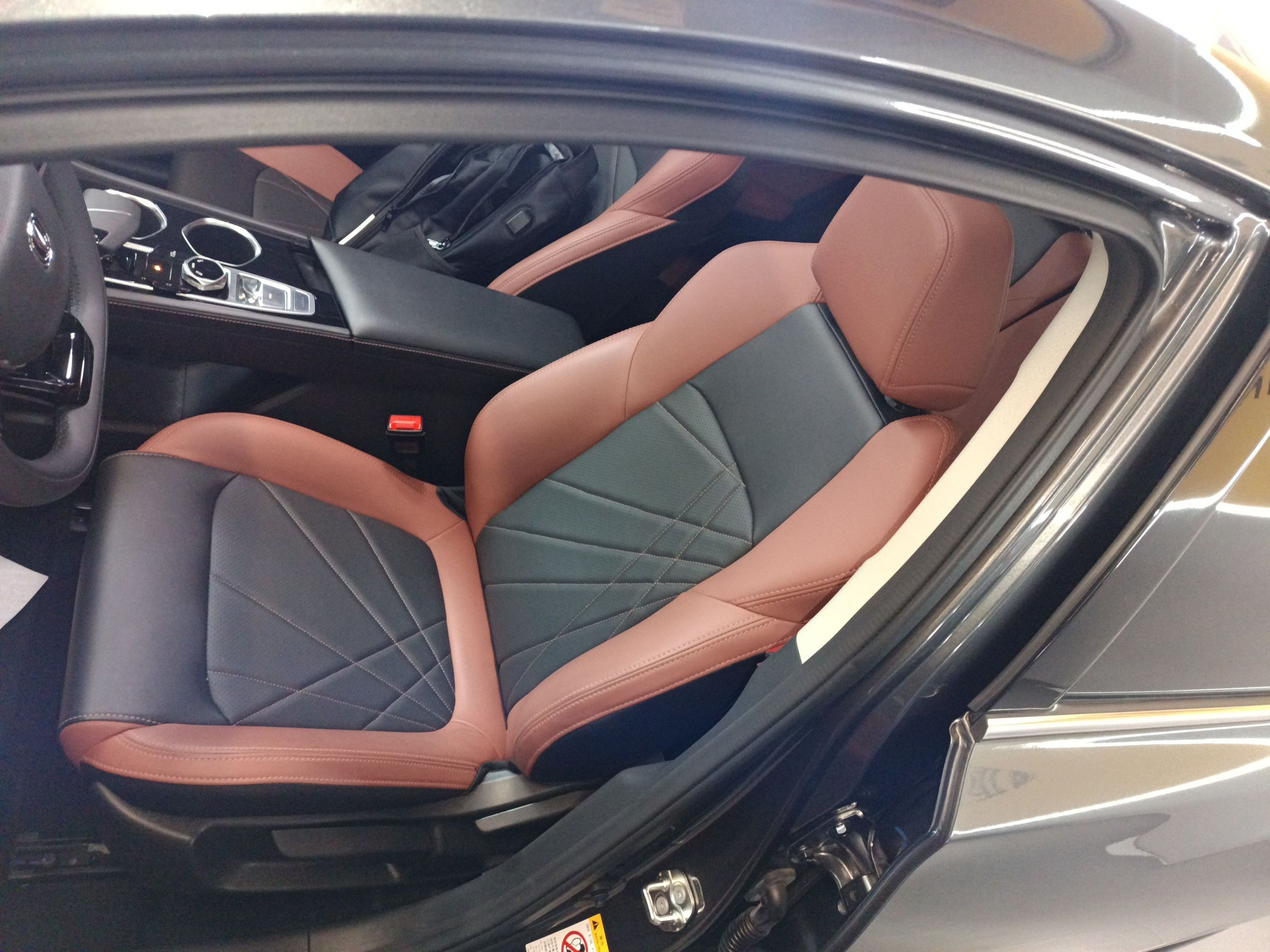 المقاعد الأمامية داخل السيارة