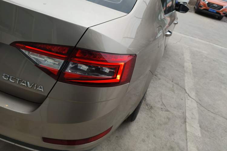 Used Skoda Octavia 2019 1.5L Automatic Smart Drive Luxury Edition China VI Standard