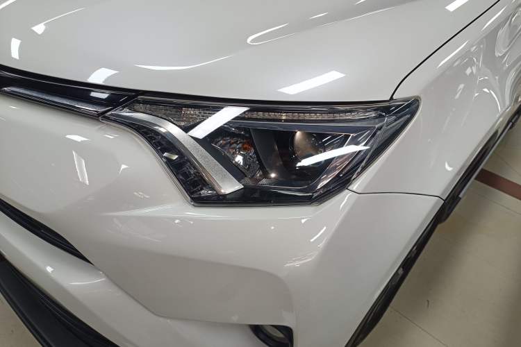 Used Toyota RAV4 2016 2.0L CVT Two-Wheel Drive Fashion Edition China V Standard
