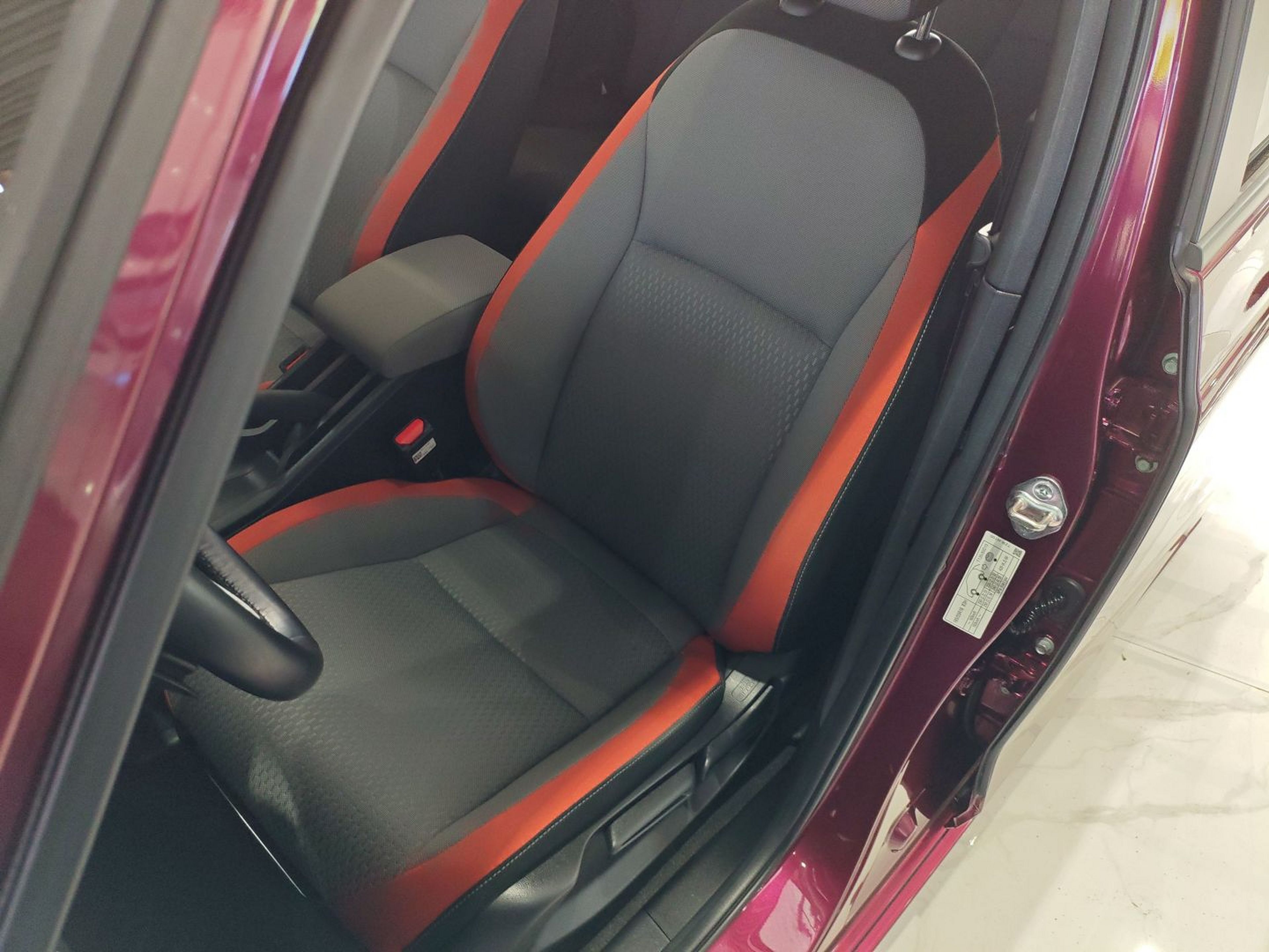 Переднее сиденье в автомобиле