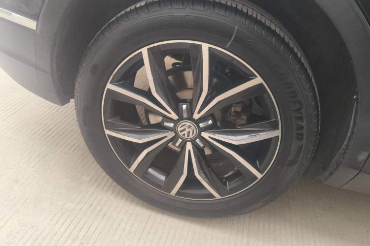 Used Volkswagen Tiguan L 2019 330TSI Automatic Two-Wheel Drive Smart Luxury Version China V Emission Standard
