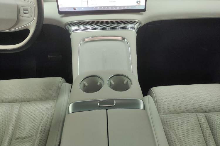 Used XPeng X9 2024 702 Ultra-Long Range Max
