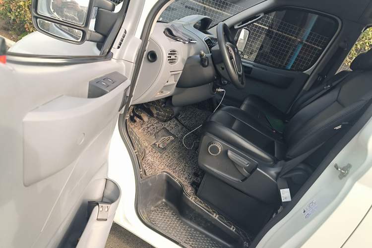 Used SAIC MAXUS Xintu V80 2019 2.5T Classic Edition 6-Speed Manual – Aoyuntong Short Wheelbase Mid-Height Design 5/6 Seats