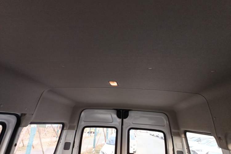 Used SAIC MAXUS Xintu V80 2019 2.5T Classic 6-Speed Manual Van Short Wheelbase Mid-Roof 6-Seater