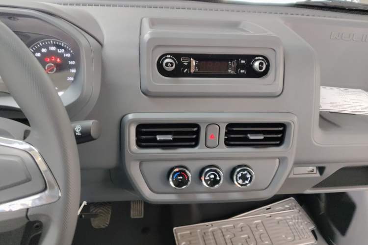 Used Wuling Yangguang 2024 300KM Comfort Version Passenger Van 75kW