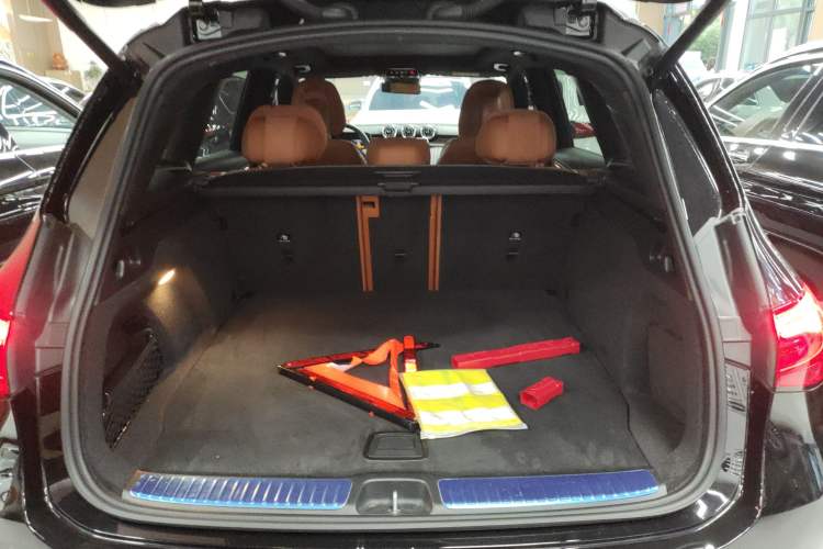 Used Mercedes-Benz GLC 2024 Facelifted GLC 260 L 4MATIC Luxury Version 5 Seats
