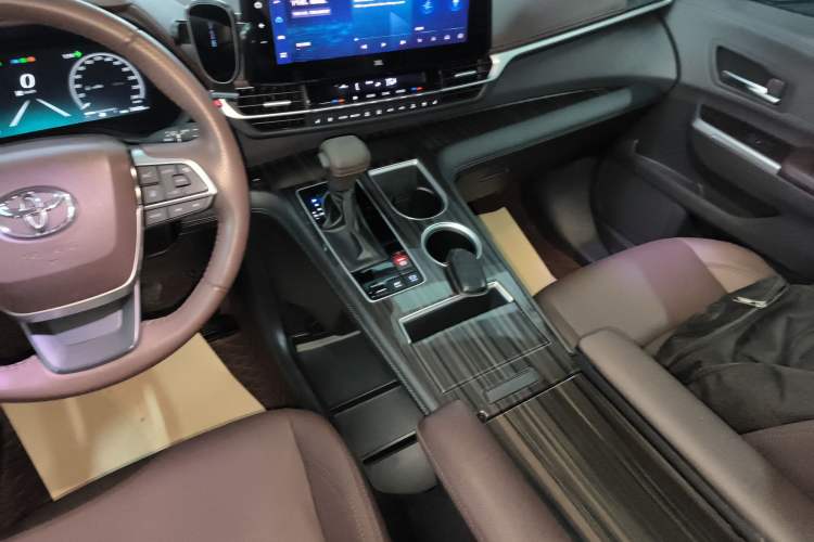 Used Toyota Sienna 2023 2.5L Hybrid Platinum Edition
